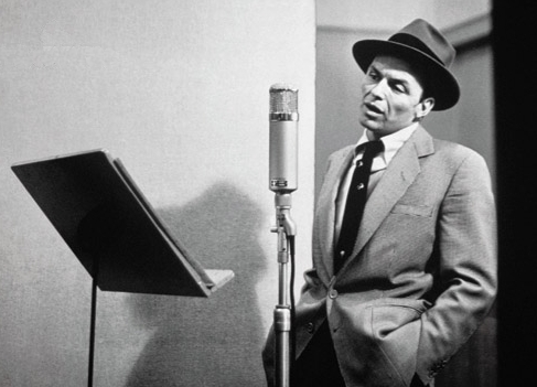 Frank Sinatra singing into a U47